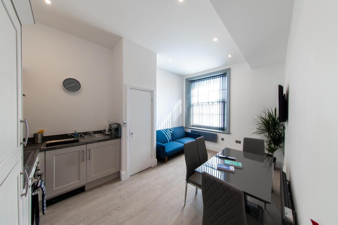 16 Queen Avenue City Centre Serviced Apartment W Free Parking Liverpool Exterior photo